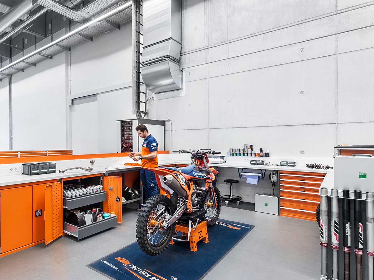 cubio műhelyfelszerelés egy motorkerékpár-műhely számára