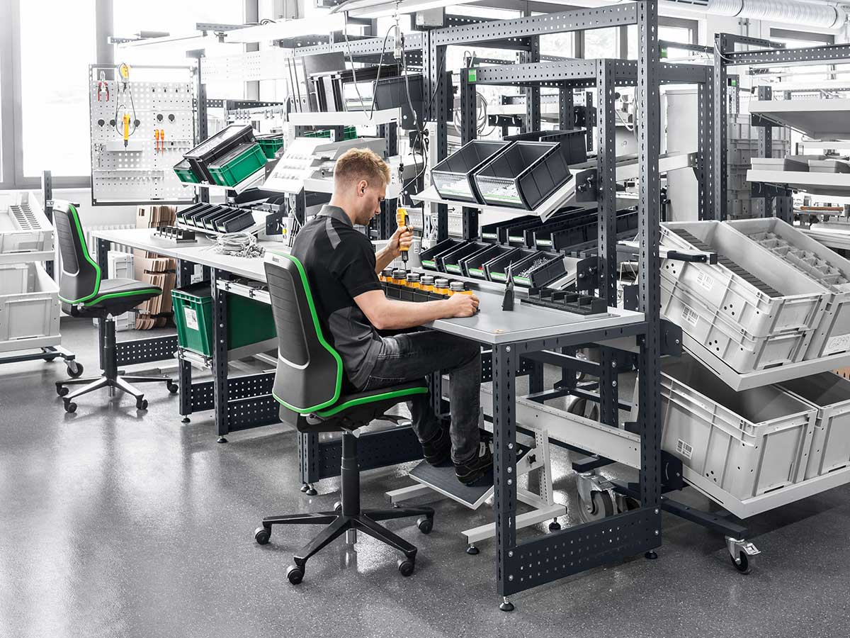 Nincs rossz mozdulat az ergonómiával az összeszerelő munkahelyen.