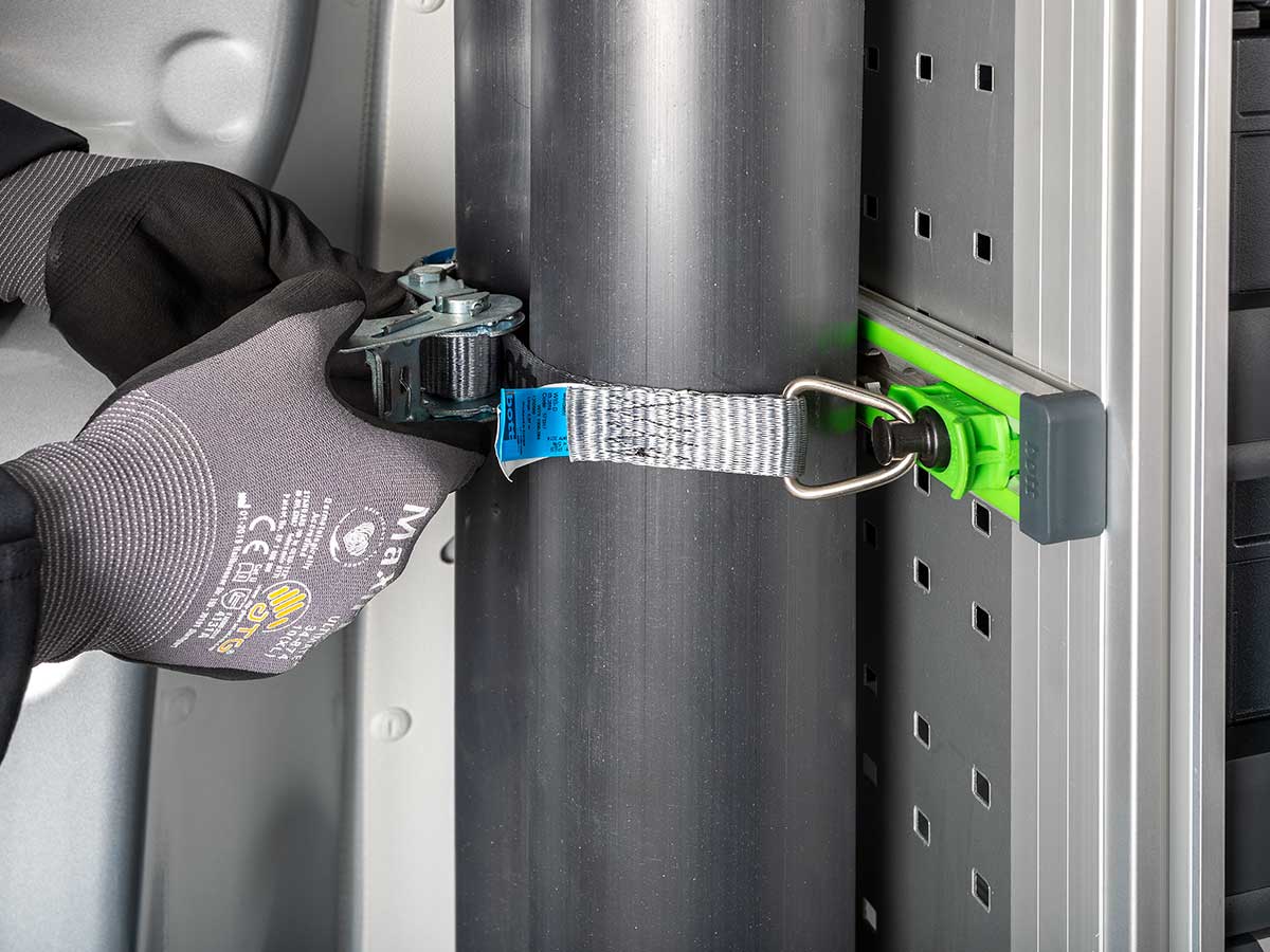 Megoldások a felszerelés és a rakomány rögzítésére a járműben