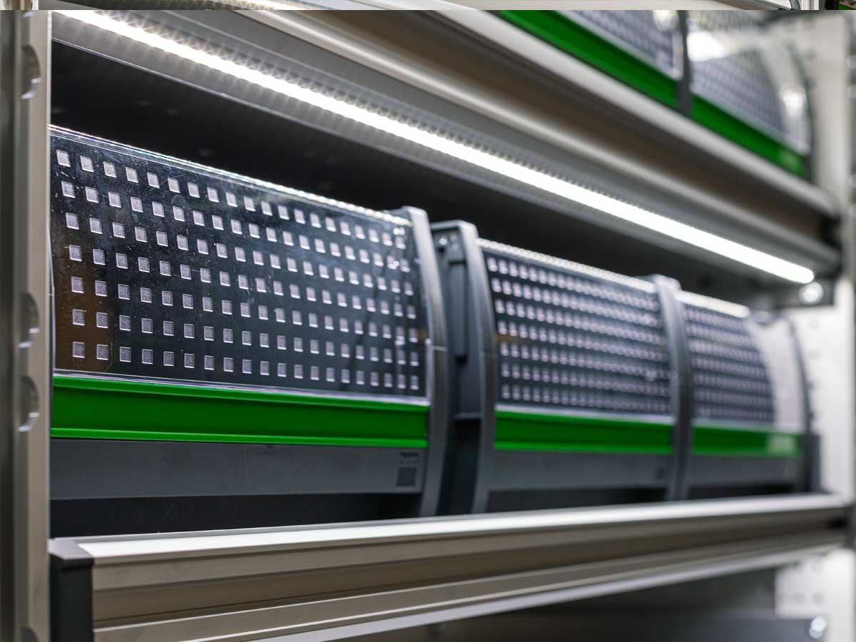 LED-es megvilágítású, nyitott homlokzatú tárolórekeszek haszongépjárművekben