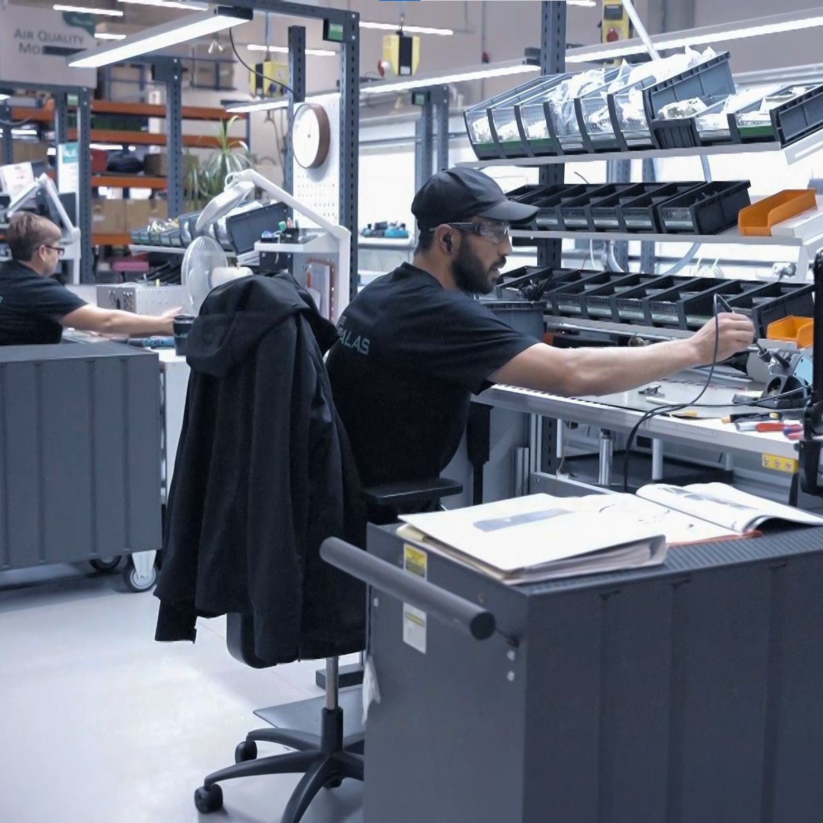 bei PALAS am avero Einzelarbeitsplatz mit Kanbansystem