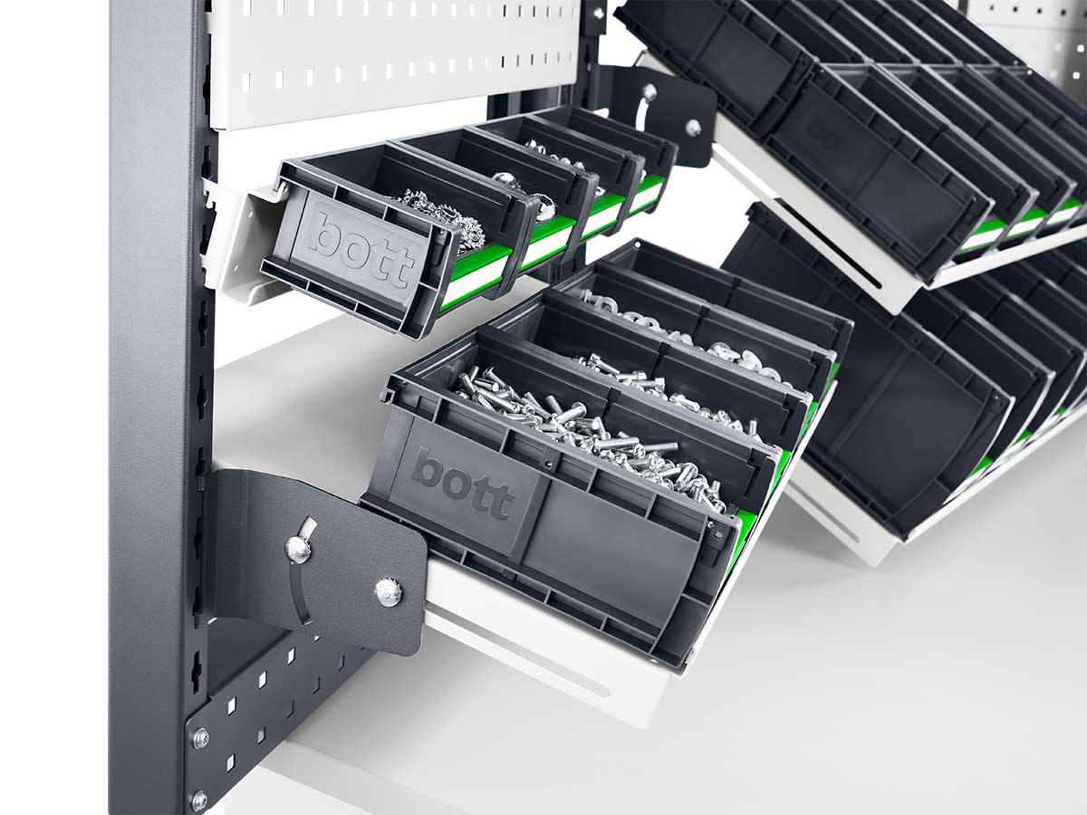 Kis alkatrészdobozok egy Kanban állványhoz